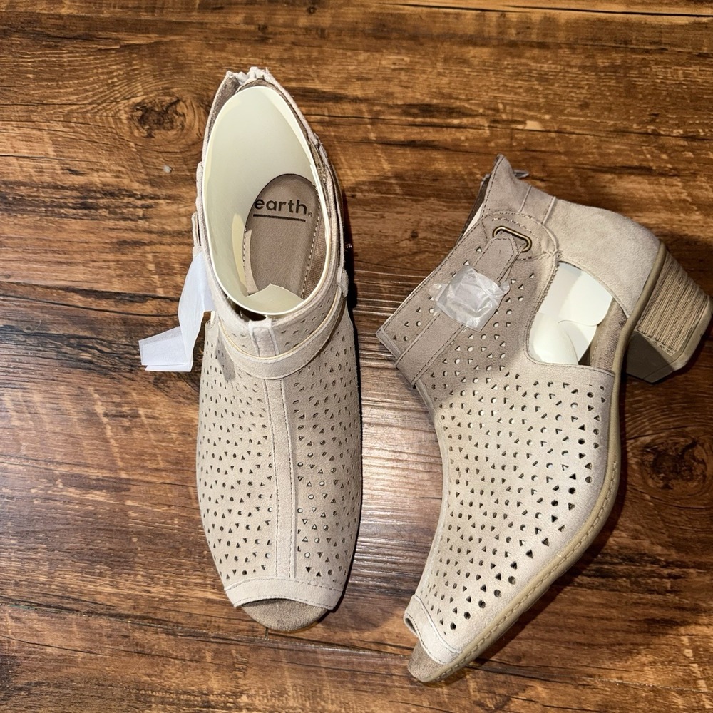 Earth. Origins Tan Marietta Side Cutout Booties Women's 10W NEW